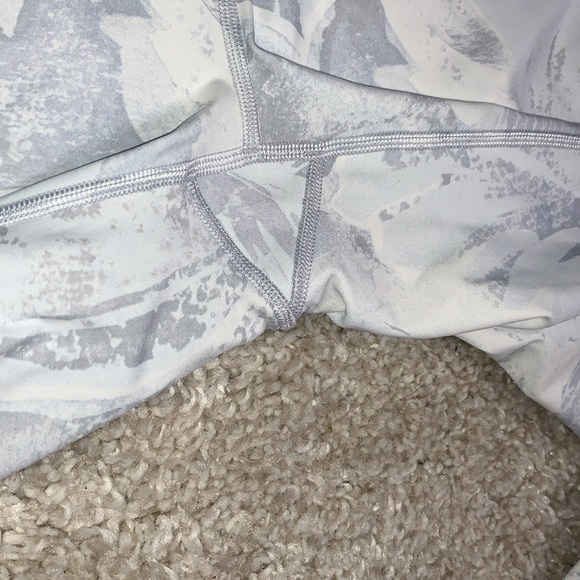 Like New - Lululemon- White Floral- Size 10 Wunder Unders - Picture 13 of 13